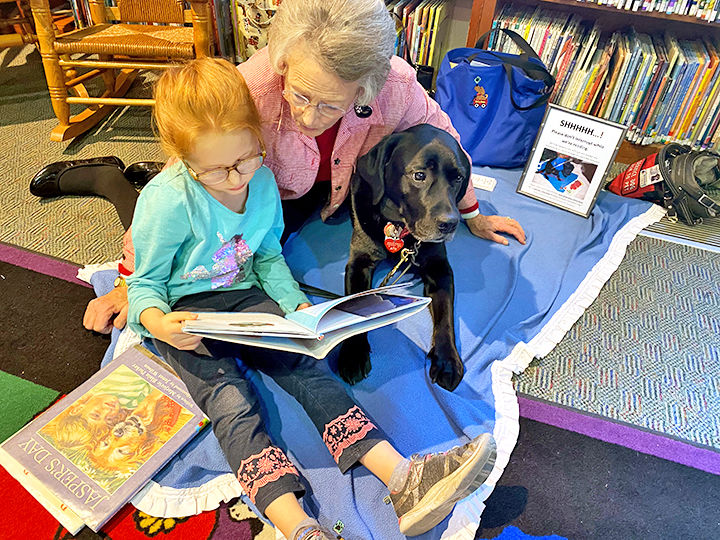 Reading with a therapy and grandma.